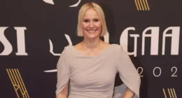 Laura Malmivaara Jussi-gaalan punaisella matolla vuonna 2025 hopeisessa iltapuvussa.