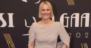 Laura Malmivaara Jussi-gaalan punaisella matolla vuonna 2025 hopeisessa iltapuvussa.