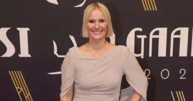 Laura Malmivaara Jussi-gaalan punaisella matolla vuonna 2025 hopeisessa iltapuvussa.