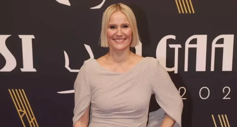 Laura Malmivaara Jussi-gaalan punaisella matolla vuonna 2025 hopeisessa iltapuvussa.
