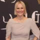 Laura Malmivaara Jussi-gaalan punaisella matolla vuonna 2025 hopeisessa iltapuvussa.