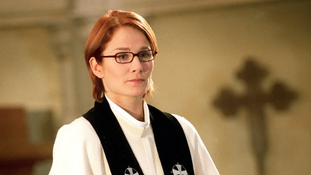 Laura Malmivaara Kotikadun pappina Tuija Kangasharjuna, rooli joka teki hänestä koko kansan tunteman.
