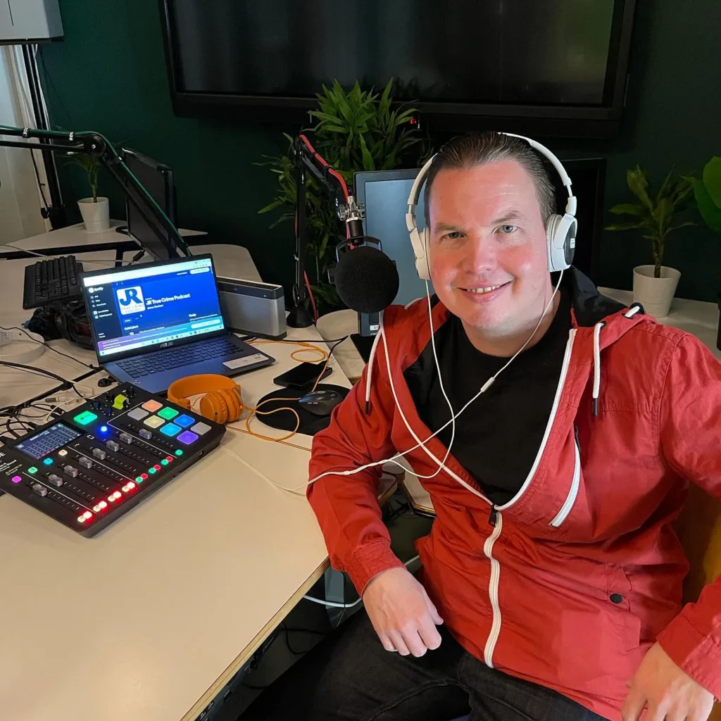 Janne Raninen nauhoittamassa JR True Crime Podcastia