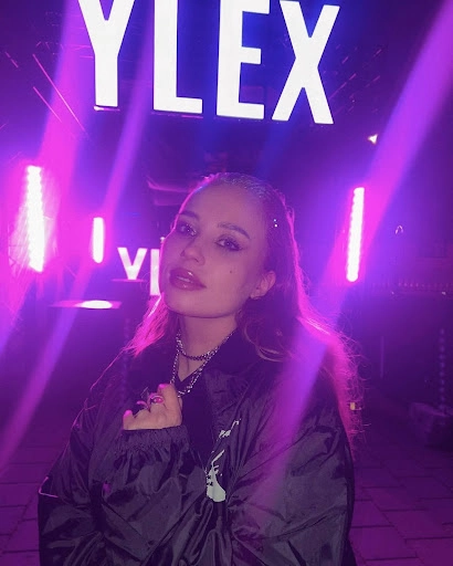 Katri Norrlin YleX-valojen edessä pimeässä tilassa