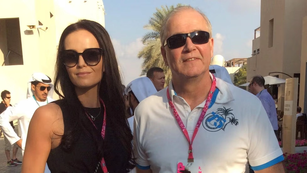 Minttu Räikkönen ja hänen isänsä Kimmo Virtanen Abu Dhabin F1-varikolla vuonna 2015.