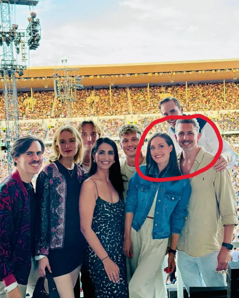Sanna Marin ja Joni Willberg yhdessä Coldplayn konsertissa Helsingissä 2024.