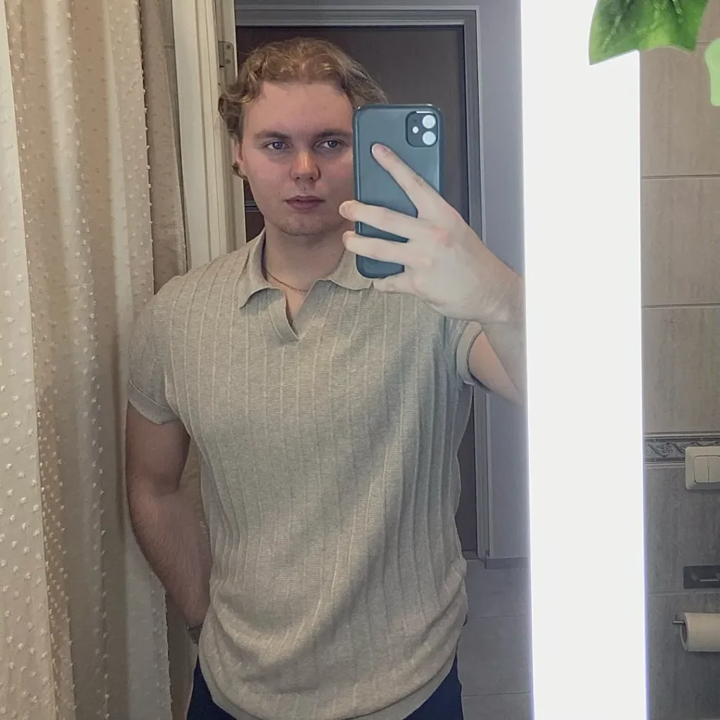 Marko Hietalan poika ottaa peiliselfien kylpyhuoneessa.