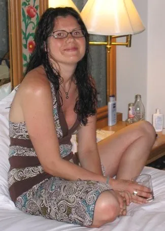 Hanna Silvennoinen istuu rennosti huoneessa ja hymyilee kameralle.