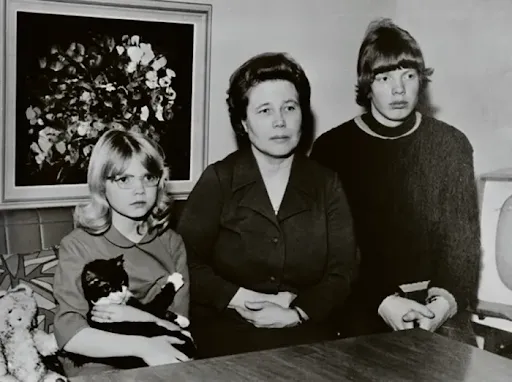 Nuori Heikki Silvennoinen istuu äitinsä ja sisarensa kanssa lapsuudenkodissaan.