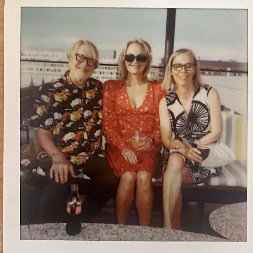 Heikki Silvennoinen entisen vaimonsa ja tyttärensä kanssa kesäisessä kuvassa.