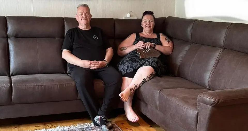 Aki ja Heli Palsanmäki rentoutuvat Uuraisten kotinsa sohvalla pitkän Suomen huutokauppakeisarin kuvauspäivän jälkeen.