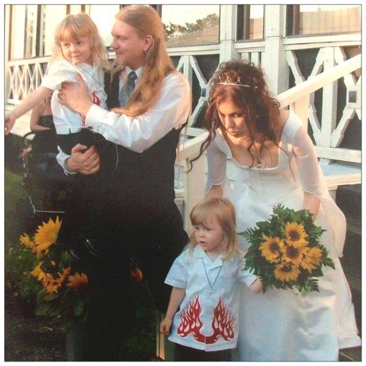 Marko Hietala entisen vaimonsa ja kaksospoikiensa kanssa hääpäivänä