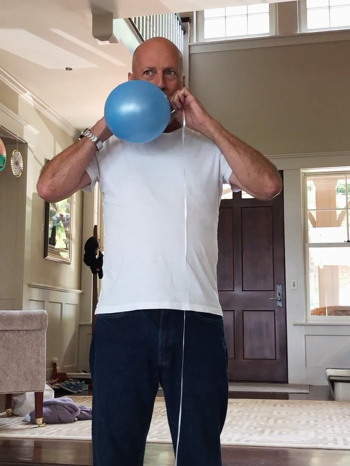 Bruce Willis sisustaa kotia vaimolleen Emma Heming Willisille tämän 50-vuotissyntymäpäiväksi kesäkuussa 2026.