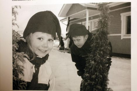 Aki Sirkesalo lapsena leikkimässä ulkona.