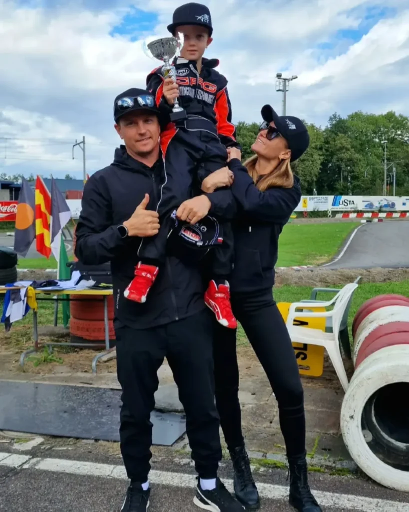 Kimi Räikkönenin poika Robin vanhempiensa kanssa.