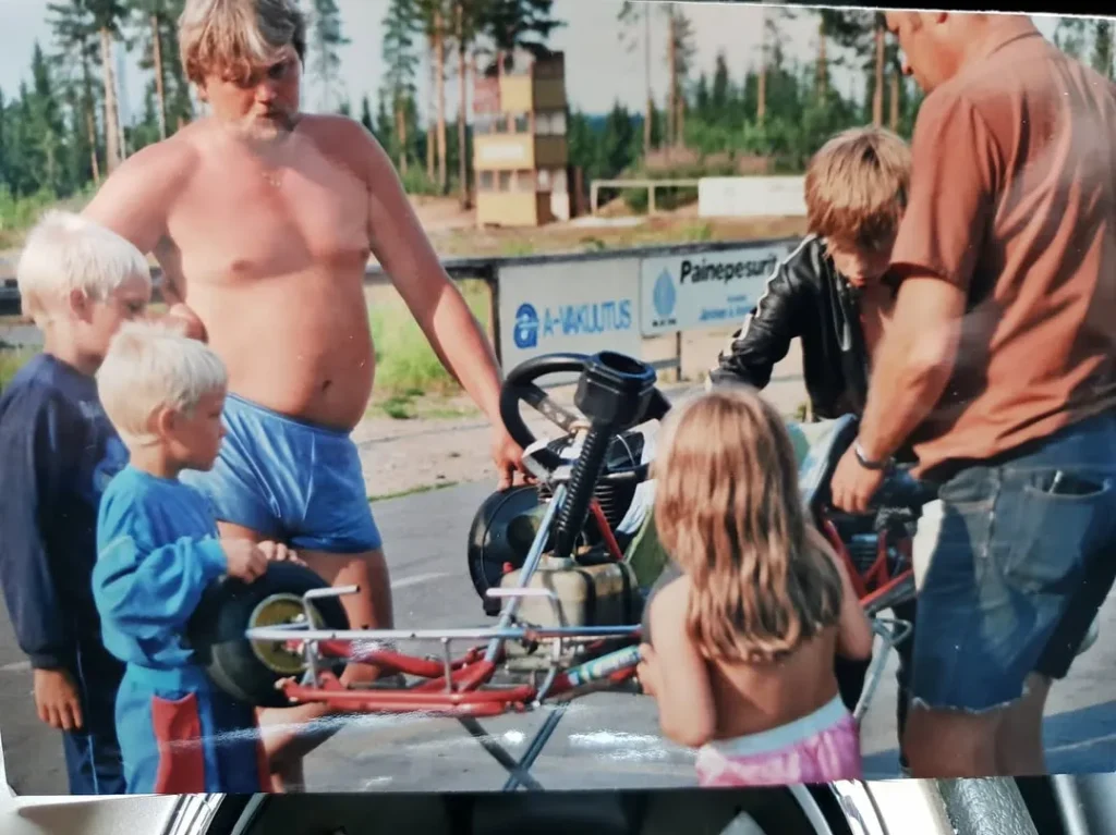 Kimi Räikkönen lapsuudessaan perheensä kanssa katsomassa kilparataa.
