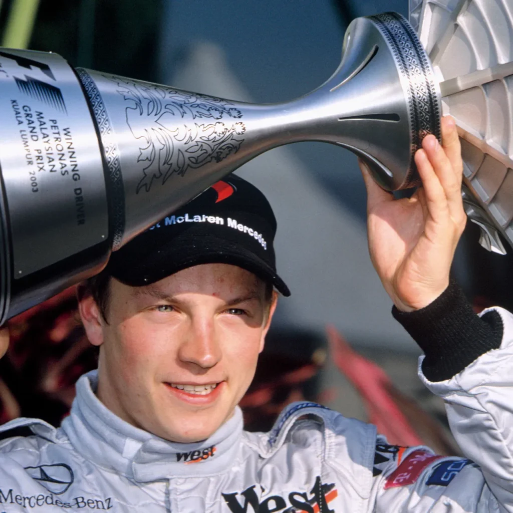 Kimi Räikkönen juhlii voittoa McLarenin kuljettajana pokaali kädessään.