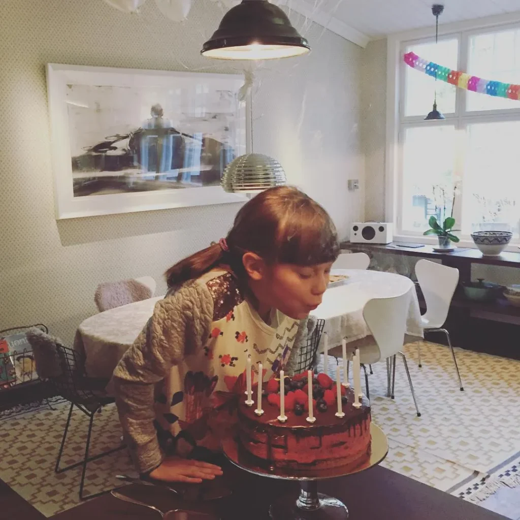 Louna Kasvio puhaltamassa kakkukynttilöitä 10-vuotissyntymäpäivänään kotona, lapsuuden juhlahetki.