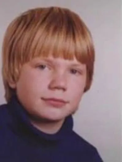 Nuori Marko Hietala lapsuuskuvassa ennen musiikkiuraansa.