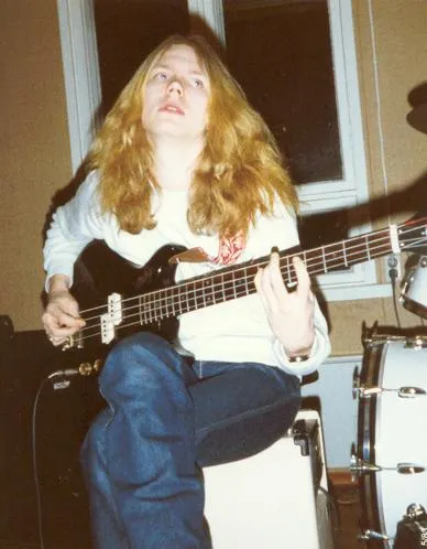 Nuori Marko Hietala harjoittelemassa bassonsoittoa yhtyeen kanssa.