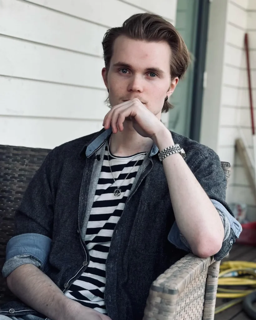 Miro Hietala istuu terassilla ja katsoo kameraan mietteliäänä.