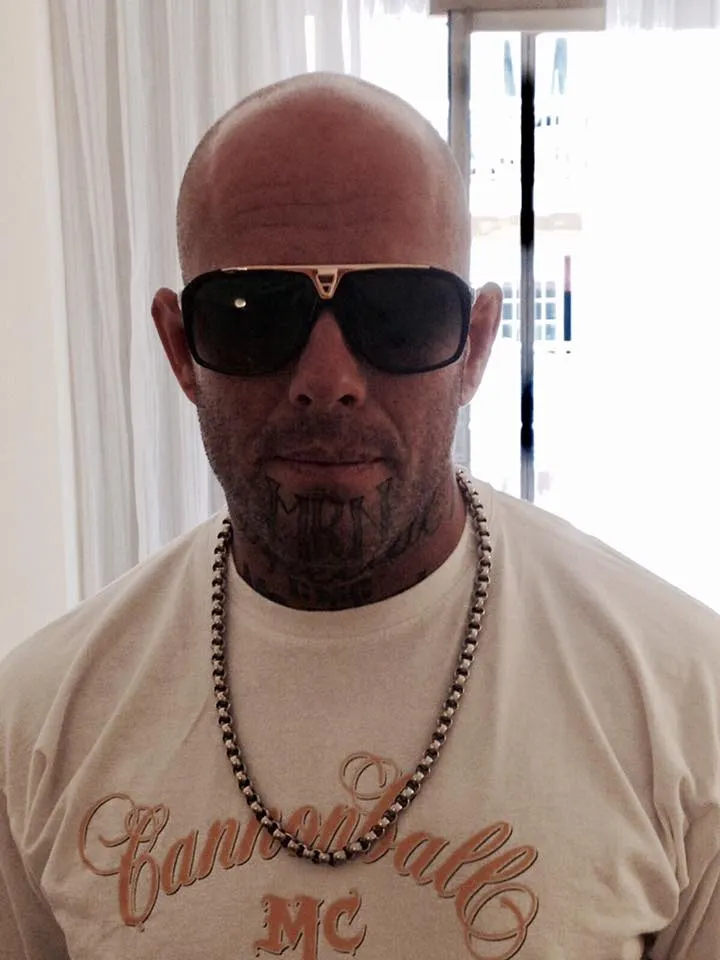 Janne “Nacci” Tranberg pukeutuneena Cannonball MC -paitaan ja aurinkolaseihin.