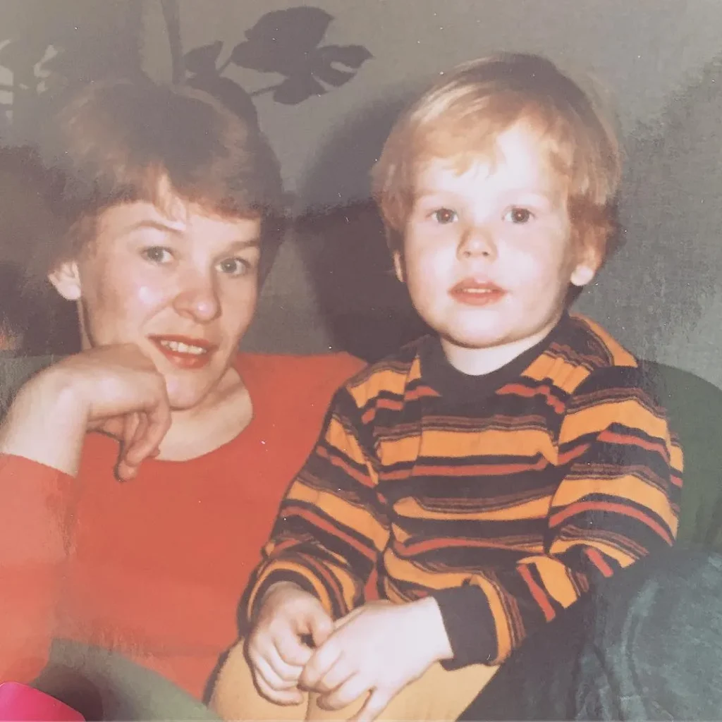 Janne “Nacci” Tranberg lapsena äitinsä sylissä, vanha perhekuva.