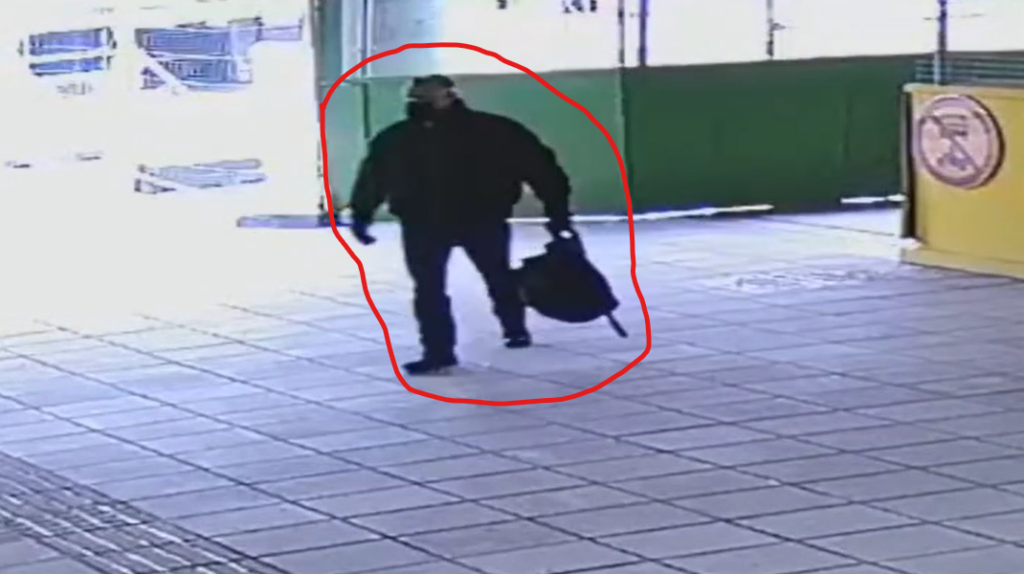 Harri Puhjo näkyi metron laiturilla olevassa kamerassa murhan jälkeen.