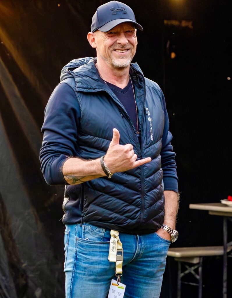 Bessin puoliso, Danny Baertelsen, on tanskalainen näyttelijä, joka tunnetaan elokuvasta Happy Endings: Sleepover.