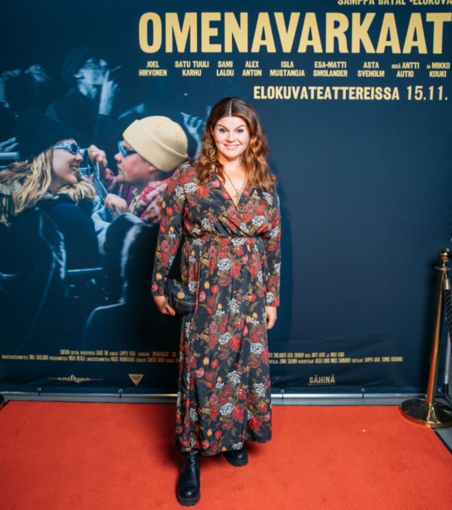 Maarit Poussa Omenavarkaat-elokuvan ensi-illassa. Kuva: Maarit Instagram