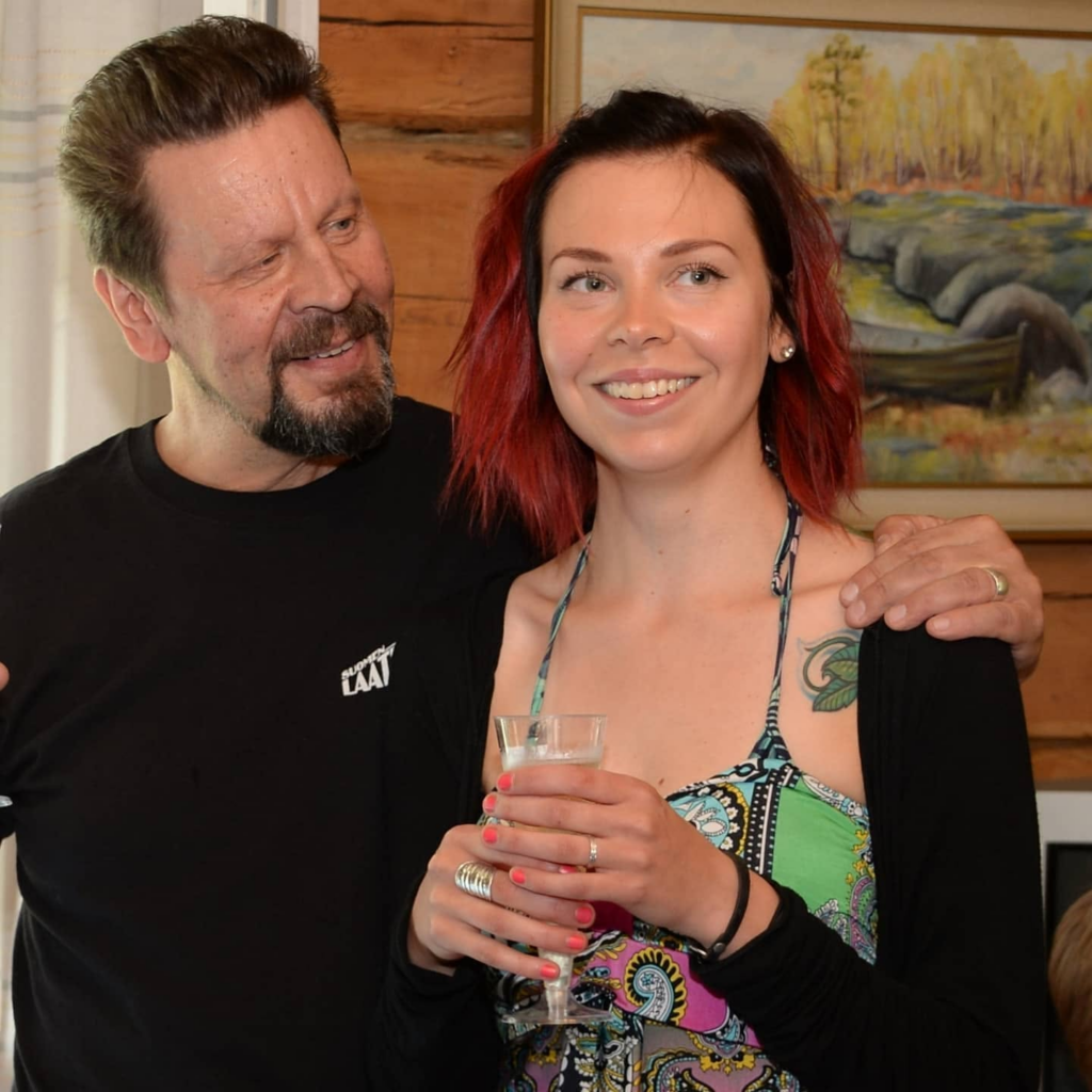 Pate Mustajärvi tyttärensä Jenni Mustajärven kanssa Facebook-kuvassa, jonka Jenni jakoi vuonna 2020.