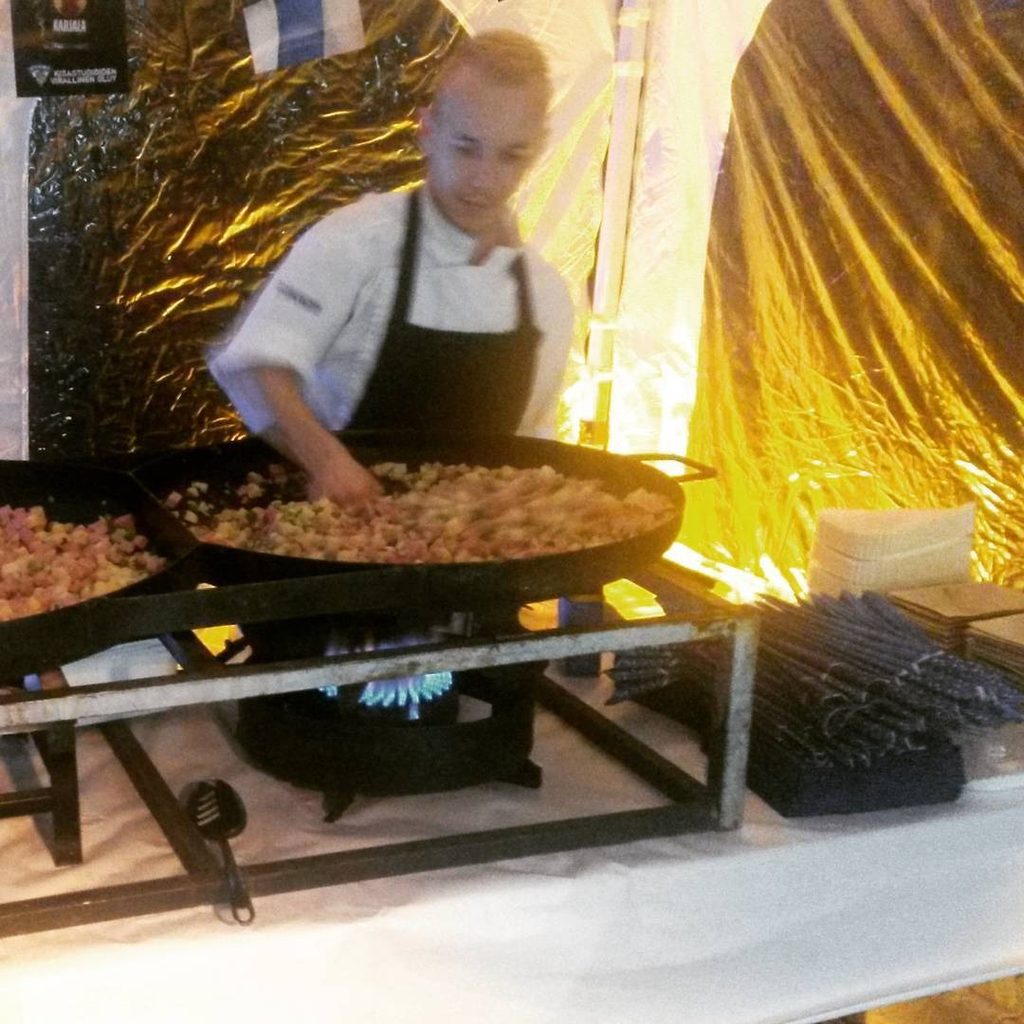 Lauri Kaivoluoto työskentelemässä catering-keikalla vuonna 2015