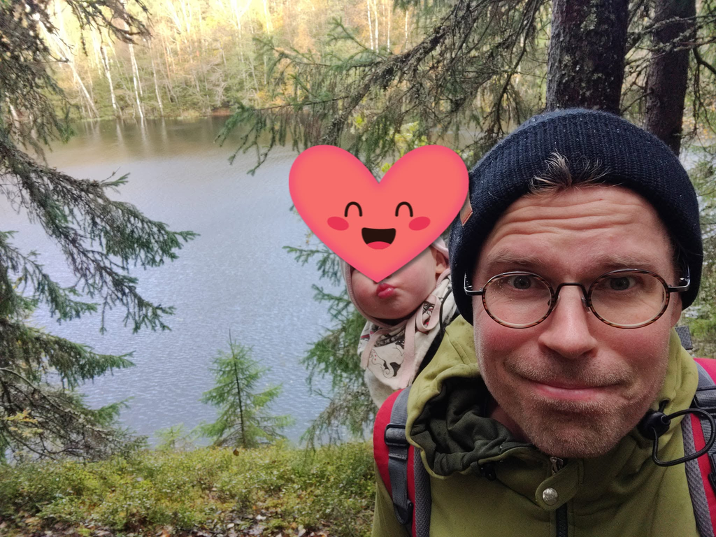 Joonas Lepistö nauttii metsäretkestä lapsen kanssa lokakuussa 2023