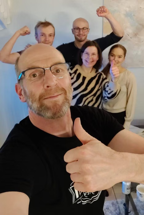 Ilkka Herolan isä Timo, veljet Veikko ja Matti, äiti Tiina sekä Rosa Sahlström juhlivat MM-hopeaa Kuopiossa.