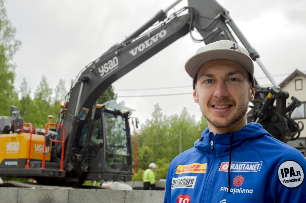 Ilkka Herola omakotitalonsa rakennustyömaalla Kuopiossa vuonna 2023